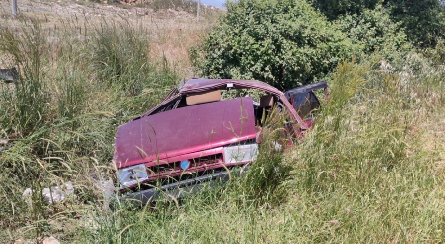 Su kanalına düşen otomobil takla attı: Yaralılar var