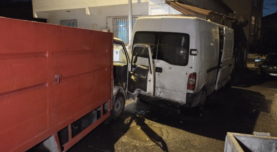 Çaldıkları kamyonetle park halindeki minibüse çarptılar