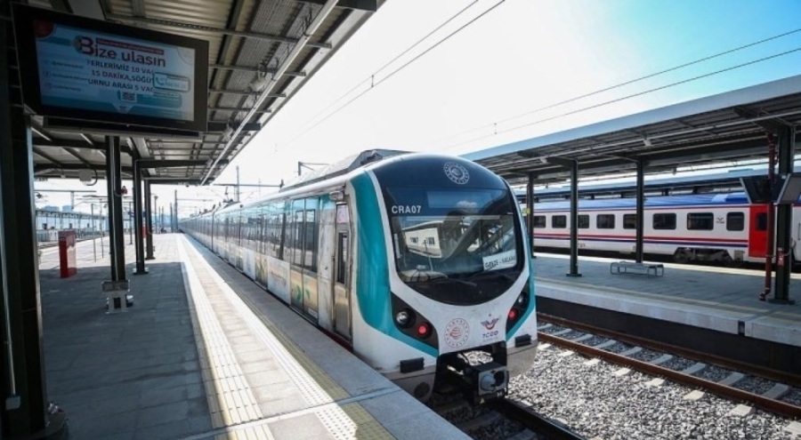 Marmaray'da korkutan anlar: Dengesini kaybetti, raylara düştü!