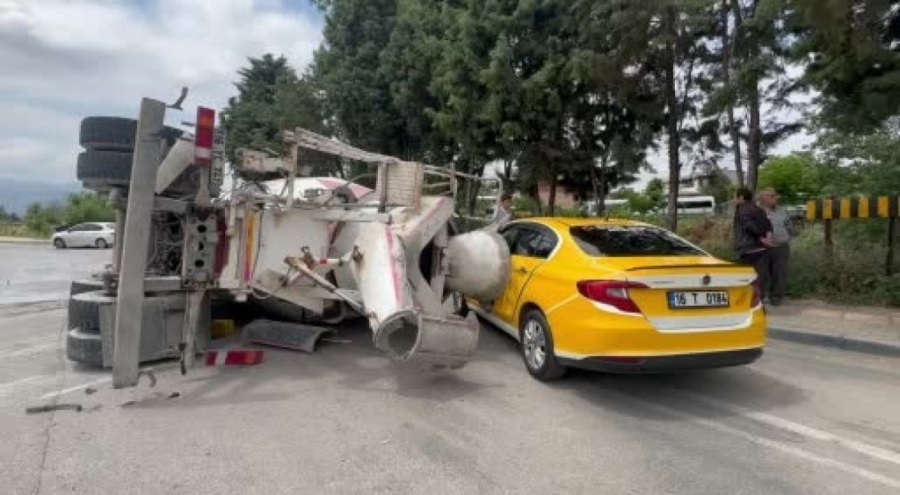 Bursa'da taksici çimento kamyonunun altında kalmaktan kıl payı kurtuldu