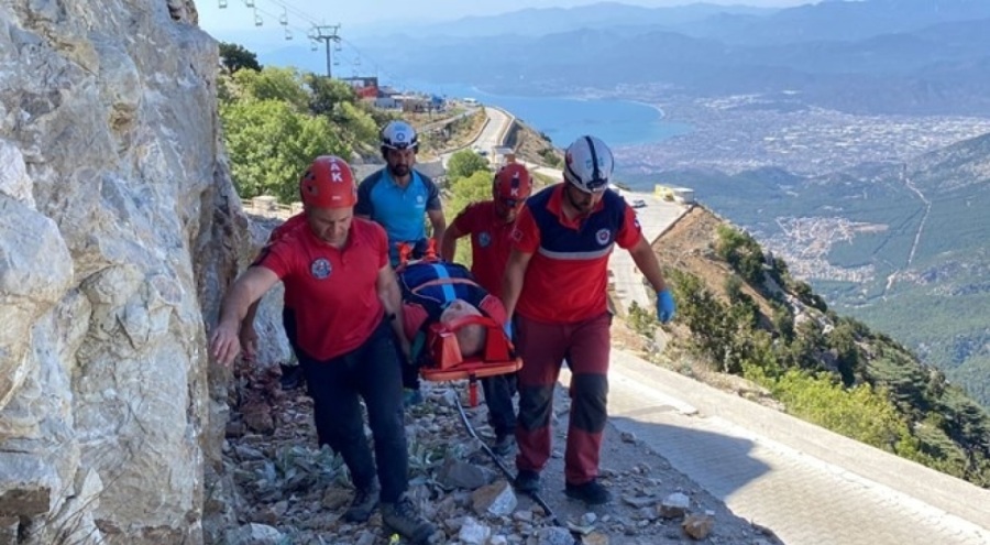 Yamaç paraşütü kazası! Kayalıklarda asılı kaldı
