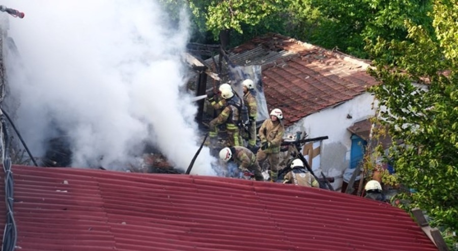 Üsküdar'da gecekondu yangını korkuttu