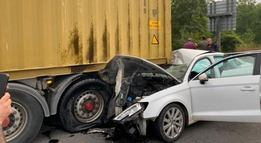 Anadolu Otoyolu'nda kaza! TIR'a ok gibi saplandı