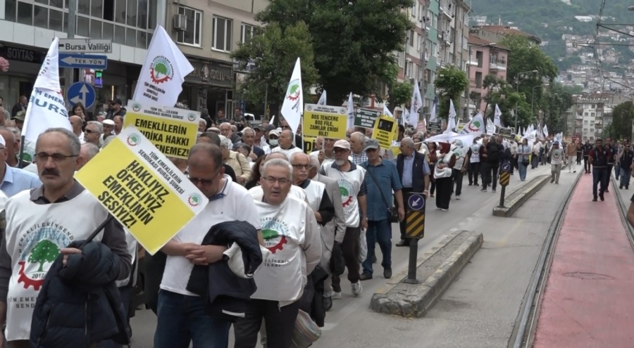 Bursa'da emekliler yürüyüş yaptı!