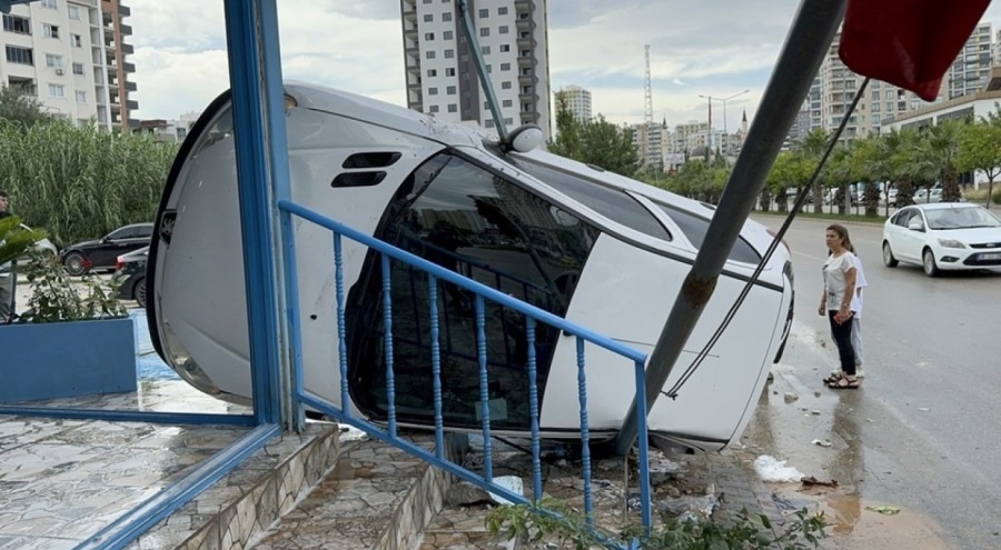 Direksiyon hakimiyetini kaybeden sürücü balıkçı dükkanına daldı