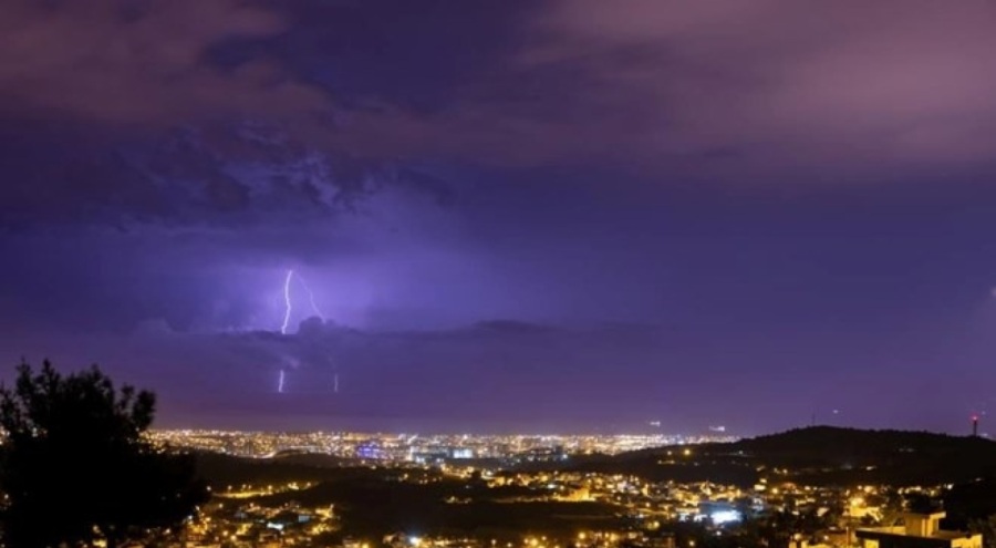 İskenderun Körfezi'nde şimşekler geceyi aydınlattı