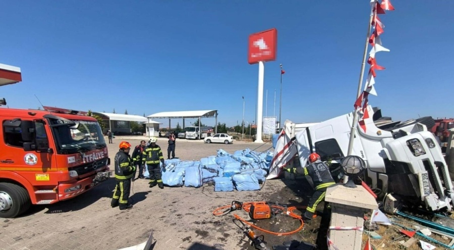 Akaryakıt istasyonunun duvarına çarpan kamyonun şoförü öldü