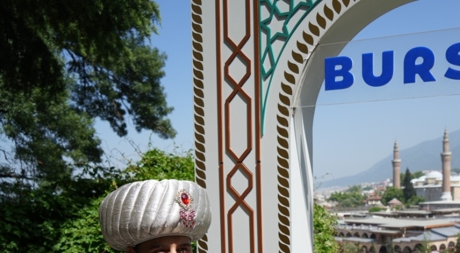 Bursa'da Tarihi surlara çıkanlar karşılarında padişah kıyafetli fenomeni gördü