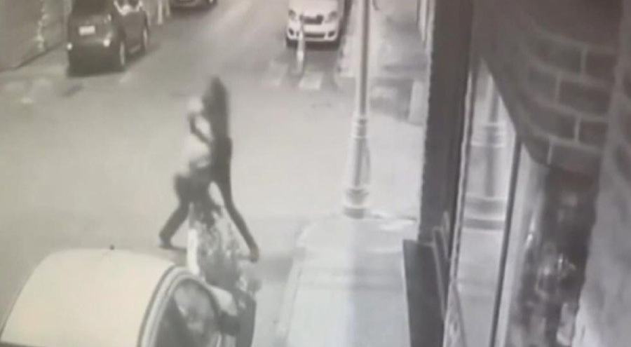 Sokak ortasında yumruk yumruğa kavga