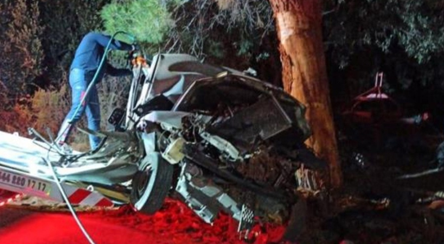 Ağaca çarpan otomobildeki 2 kişi yaşamını yitirdi