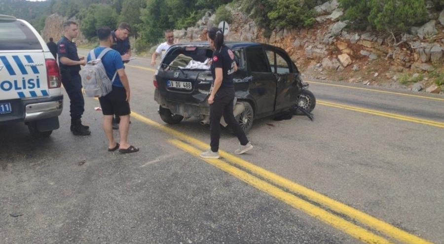 Kontrolden çıkan otomobil bariyerlere çarptı!