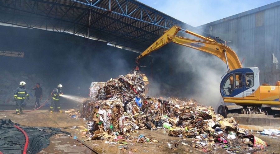 Çöpte başlayan yangın iki iş yerine sıçradı