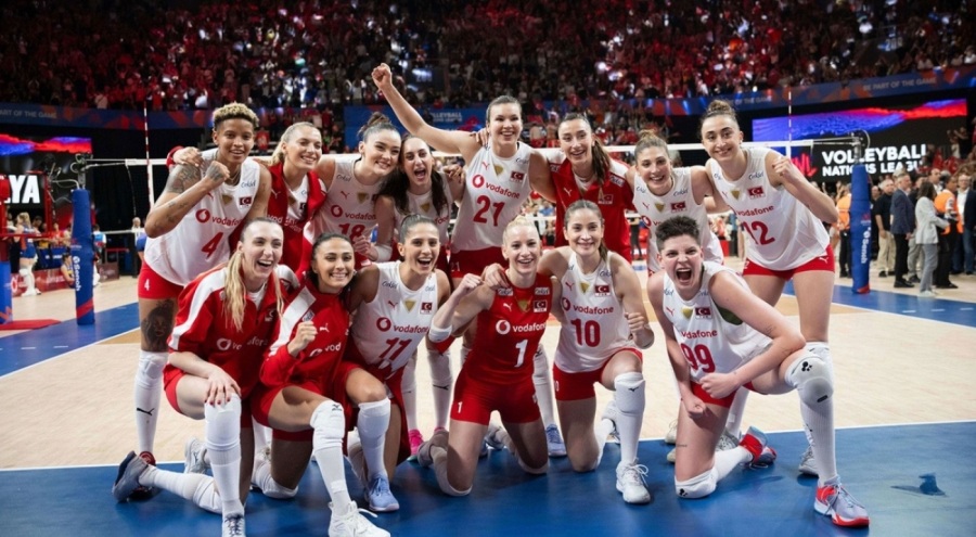 Ekonomi sınıfında ABD'ye uçan Filenin Sultanları isyan etti!