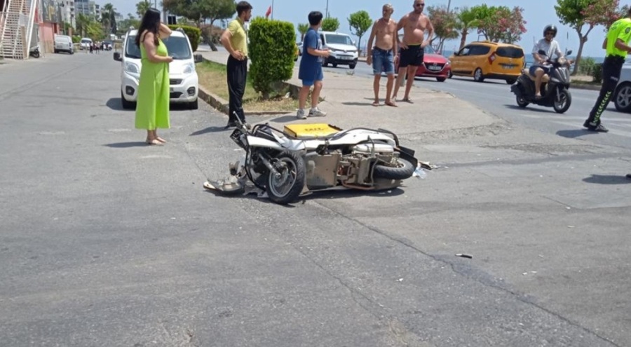 Motosiklet ile otomobil çarpıştı