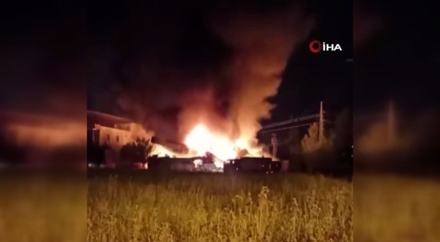 Yıldırım düşen inşaat deposu küle döndü