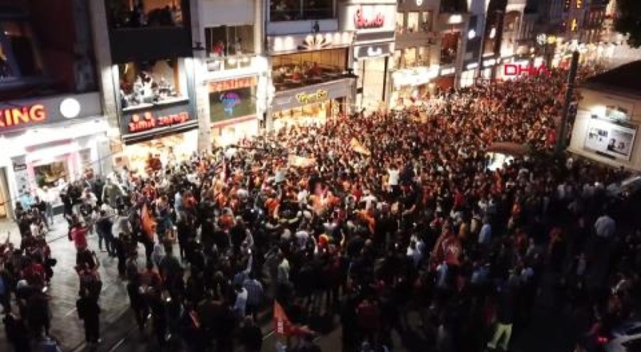 Galatasaray taraftarlarının şampiyonluk sevinci