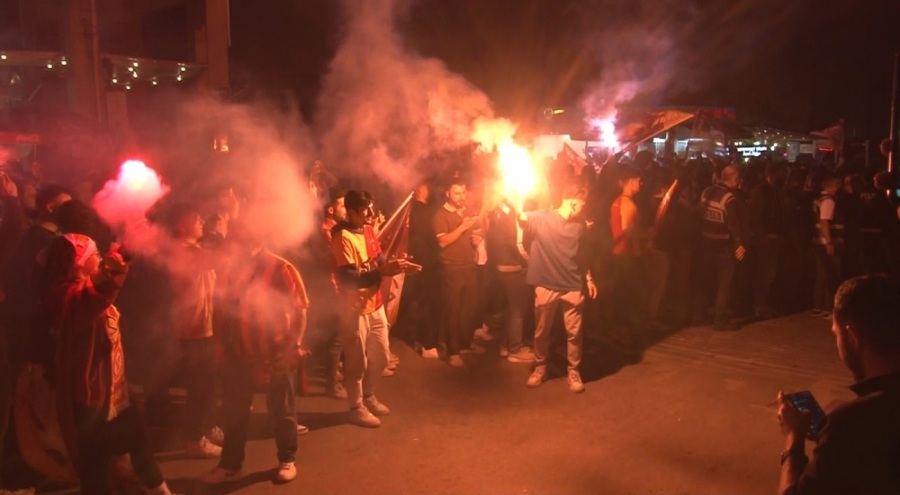 Bursa'da Galatasaray şampiyonluğunu kutladı, Beşiktaşlı taraftar da coşkuya ortak oldu
