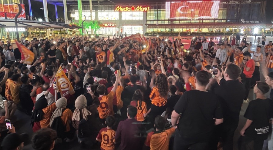 Bursa'da Galatasaraylı taraftarlar şampiyonluğu kutladı