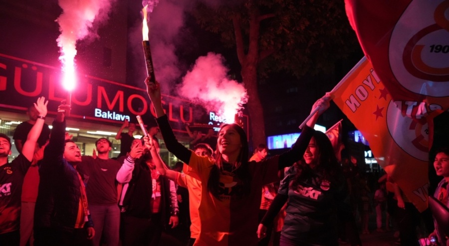 Bursa'da Galatasaray taraftarları şampiyonluğu doyasıya kutladı
