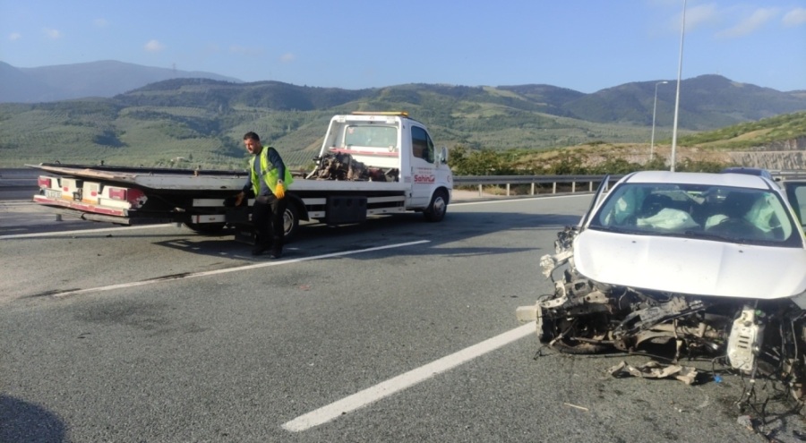 Bursa'da otomobil bariyerlere çarptı motor bloğu savruldu