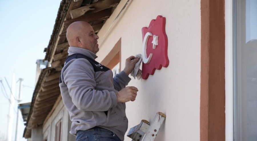 Bursa'da seçim öncesi köyünün evlerini boyayan muhtardan görülmemiş köy hayrı