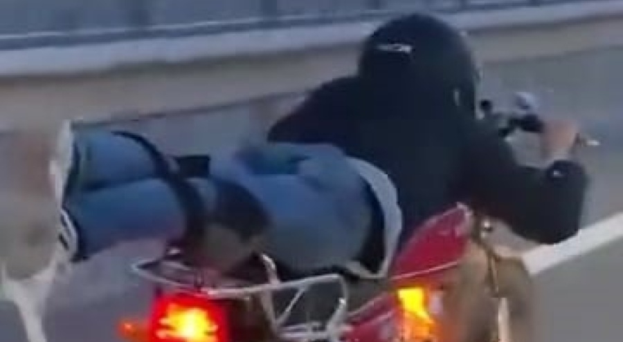 Bursa'da motosikleti yatarak kullandı!