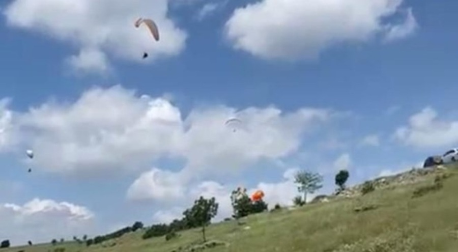 İpleri dolanan yamaç paraşütleri yere çakıldı: Ölü ve yaralılar var