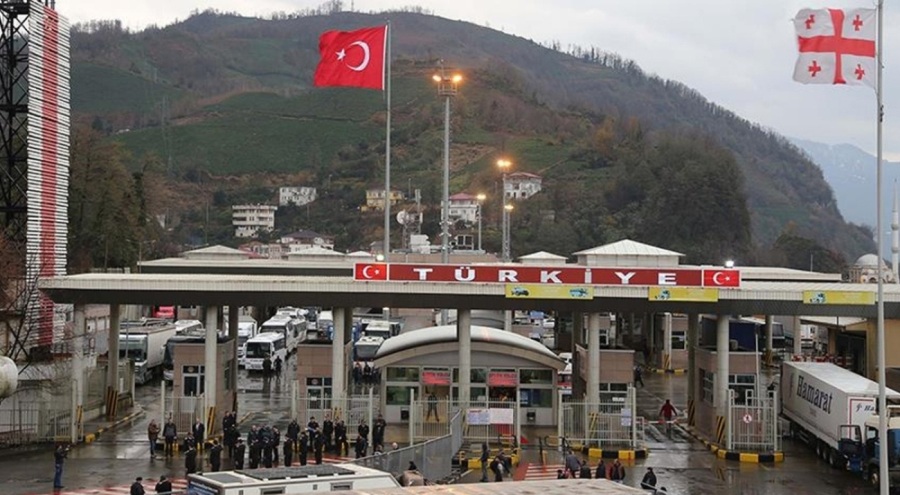 Sarp Sınır Kapısı'nda tır geçişi rekor kırdı