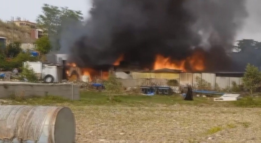 Depremzedelerin yaşadığı 6 konteynerde yangın