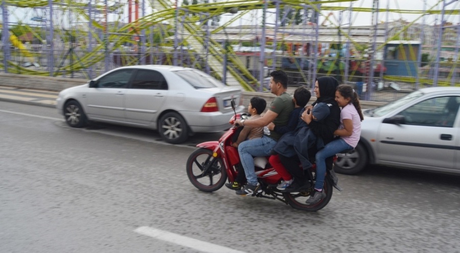 Tehlikeli yolculuk: Bir motorda 6 kişi!