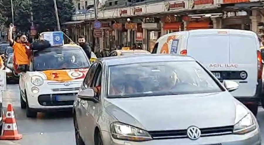 Galatasaray taraftarları Fenerbahçe tabutu taşıdı