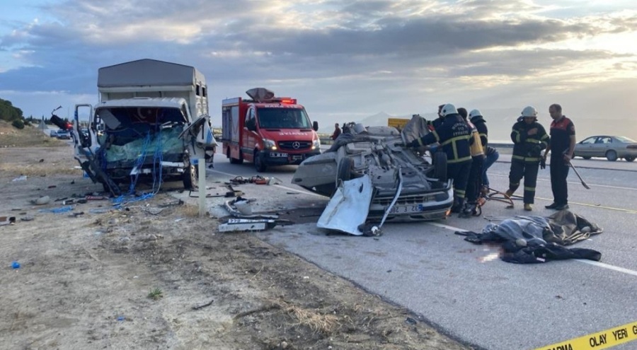 Burdur'da kontrolden çıkan otomobil kamyonla çarpıştı