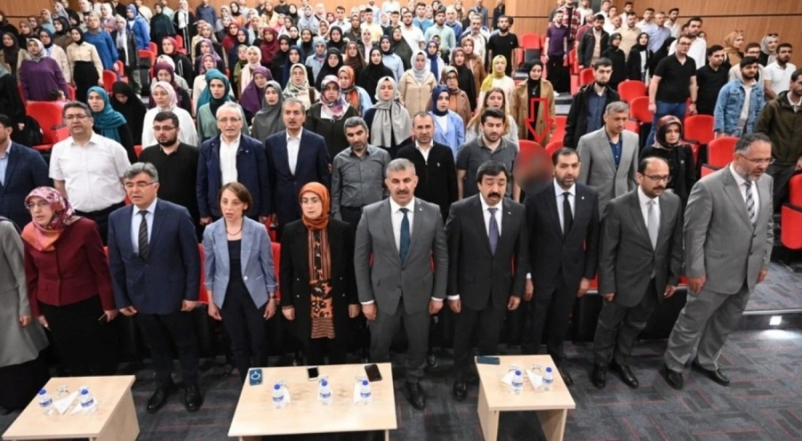 İstiklal Marşı'nda ayağa kalkmayan akademisyen açığa alındı