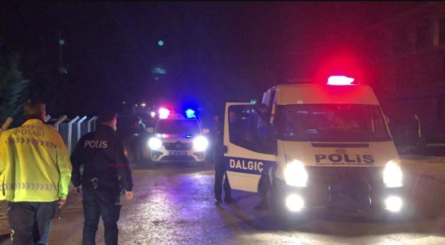 Otomobili ile gölete uçan sürücü yüzerek kurtuldu