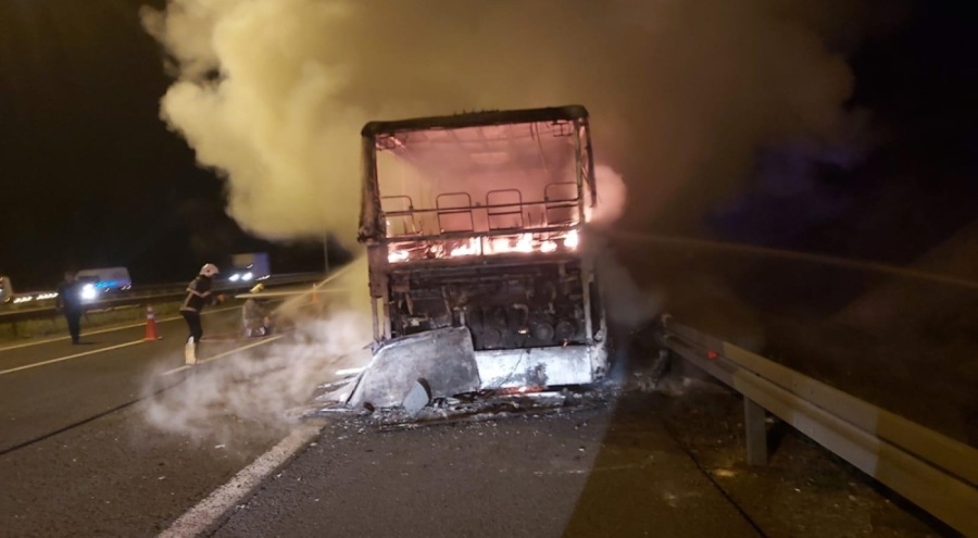 Yolcu otobüsü alev alev yandı