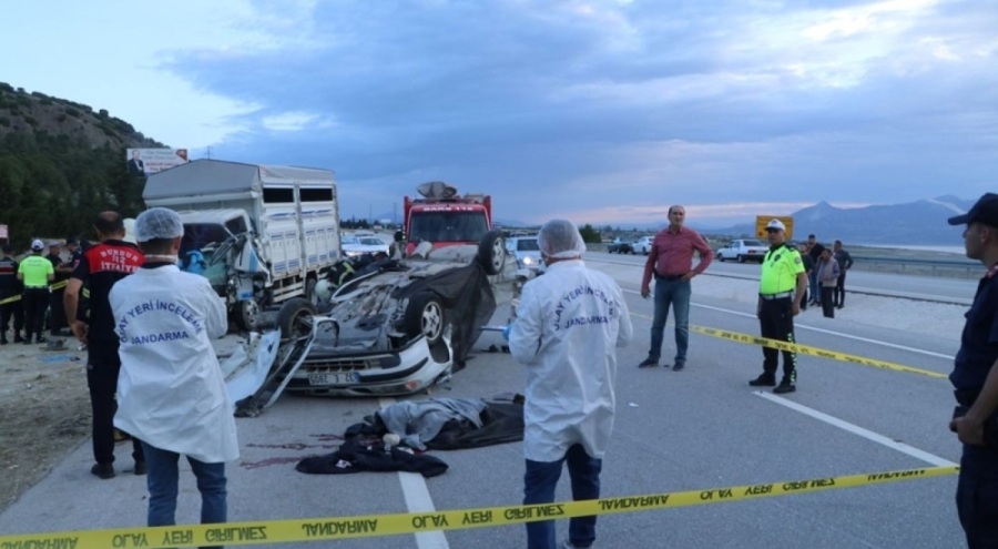 Akşam nişan törenleri vardı! Gelin ve damat adayı feci kazada can verdi