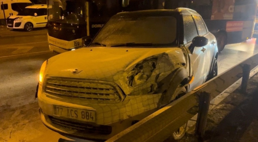 Bursa'da kontrolden çıkan araç önce bariyere sonra otomobile çarptı