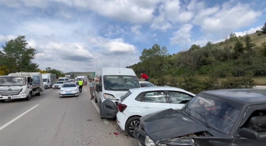 Bursa'da zincirleme kaza! Otobanda 3 araç birbirine girdi