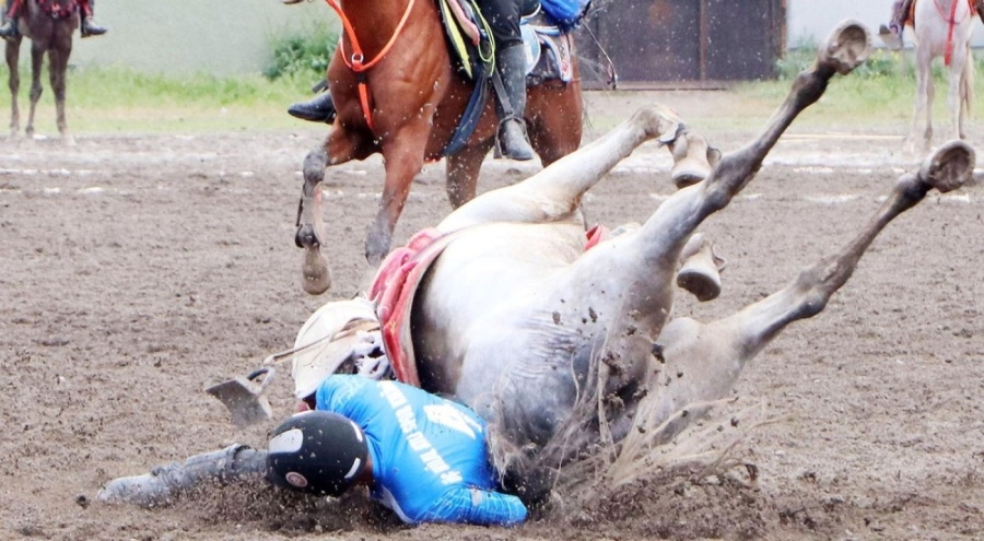 Atıyla takla atan ciritçi ölümden döndü!