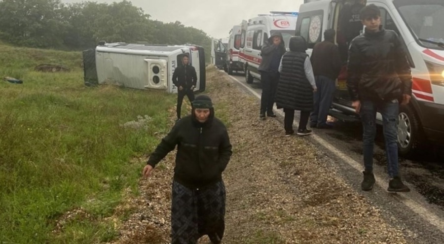 Sera işçisi kadınları taşıyan minibüs devrildi! Çok sayıda yaralı