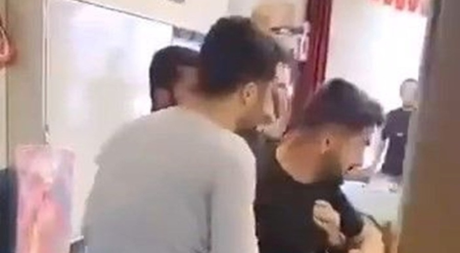 Okulda korku dolu anlar: Veli sınıfı bastı, öğretmenler zor sakinleştirdi