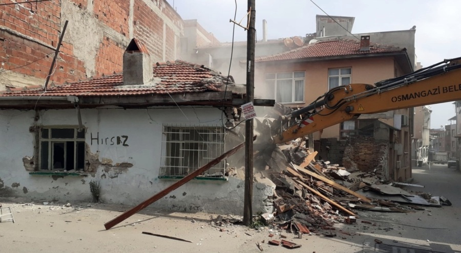 Osmangazi'de metruk binalar yıkılıyor