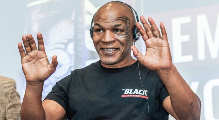 Ünlü boksör Mike Tyson uçakta rahatsızlandı