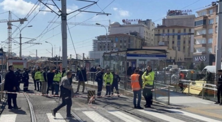 Ters yönden dönen araca tramvay çarptı: 2 yaralı