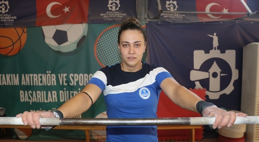 Türkiye şampiyonu halterci Sena Nur Özoğlu'na 3 yıl men cezası