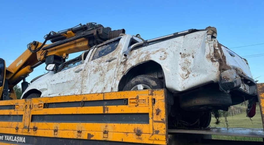 Otomobil dereye uçtu: 1 can kaybı, 3 yaralı