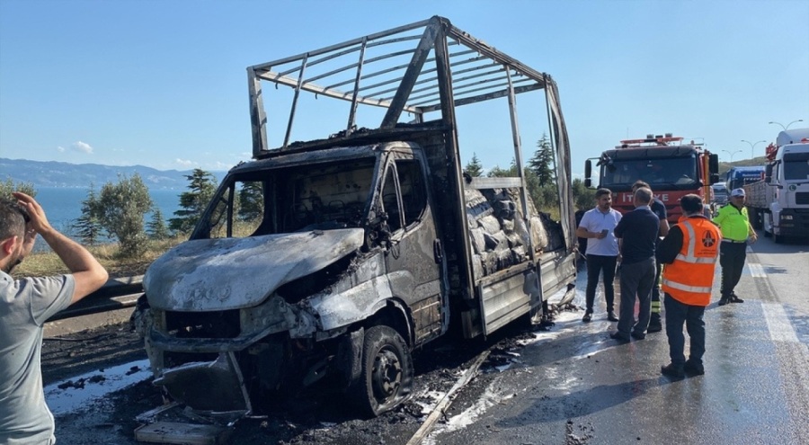 Seyir halindeki kamyonet alev alev yandı