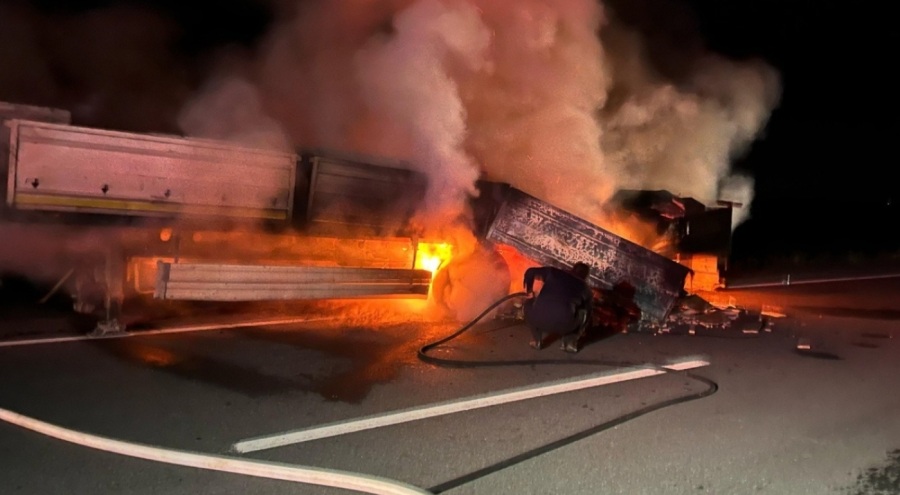 Mermer yüklü TIR alevler içinde kaldı