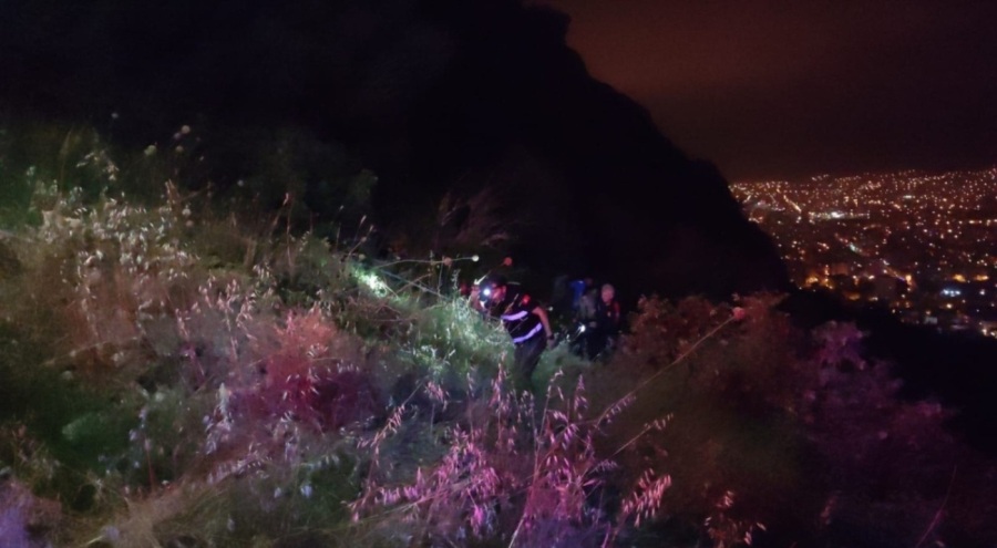 Kozan Kalesi'nde mahsur kalan kadını itfaiye kurtardı