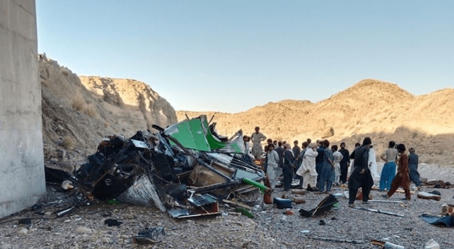 Pakistan'da yolcu otobüs vadiye düştü! Çok sayıda ölü